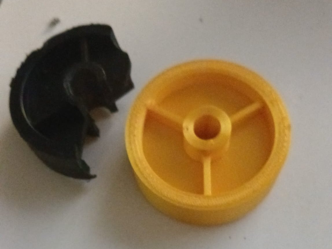 Links das zerbrochene schwarze Originalteil eines Trimmrads, rechts das gelbe, 3D-gedruckte Ersatzteil