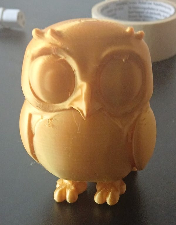 Gedruckte goldene Eule, mit Constructor AI aus einem Foto erzeugt